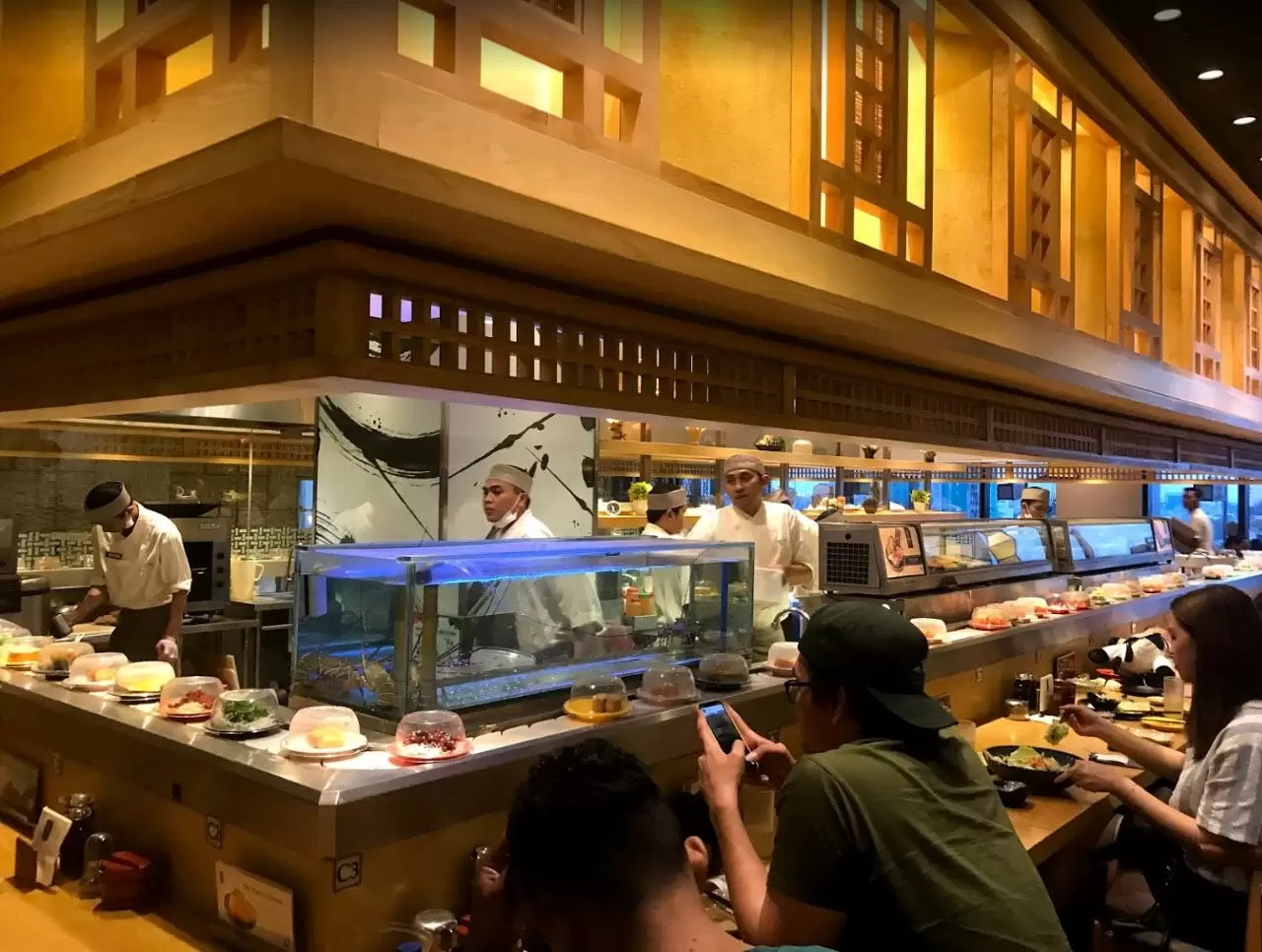 Suasana ruang makan Sushi Tei Jakarta Utara